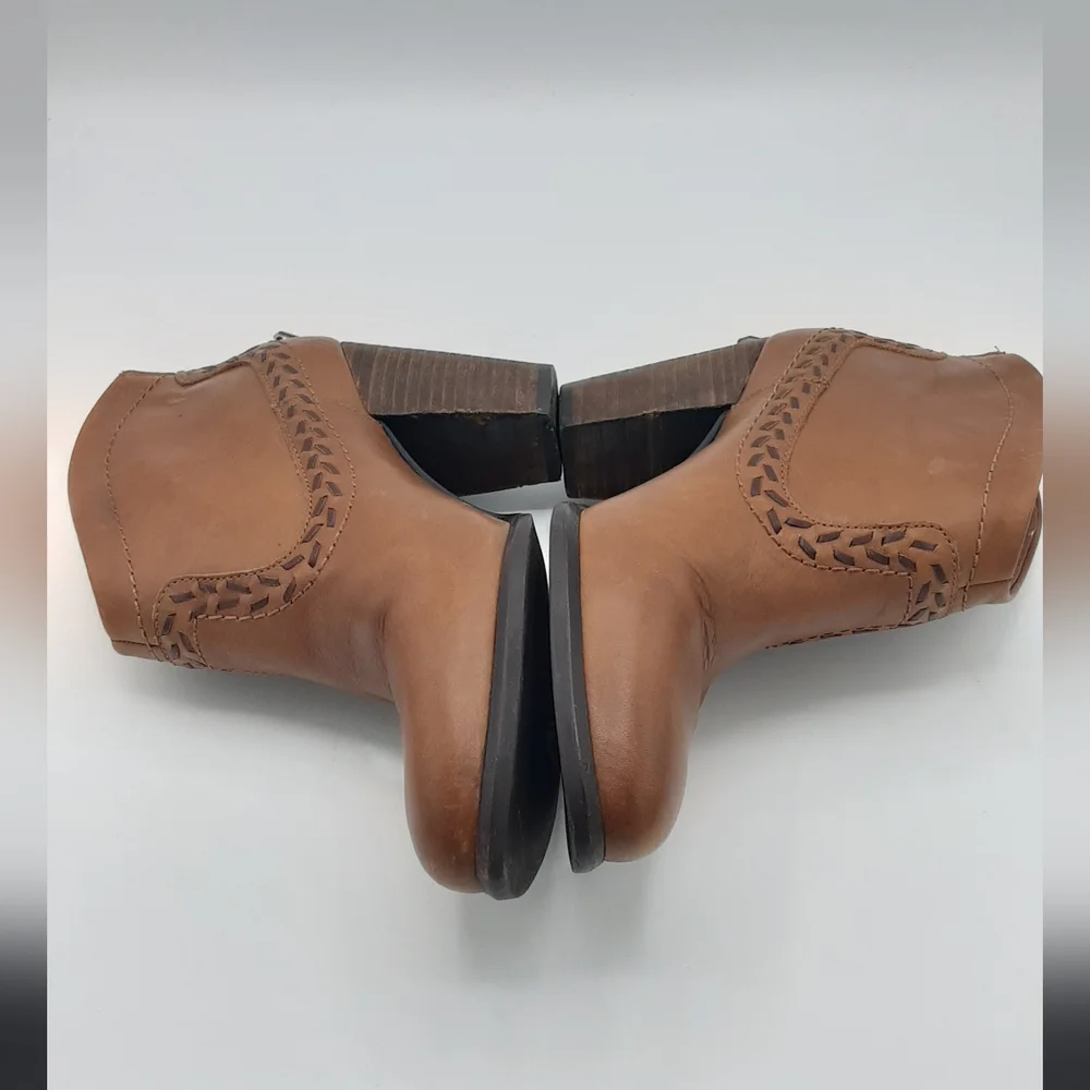 UGG Charlotte Brown Leather Ankle Boot.